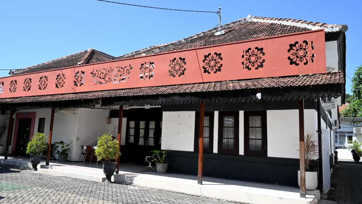 MASIH TERJAGA: Kantor timur RSUD Blambangan yang ditempati direktur merupakan salah satu bagian cagar budaya. Di sana tertulis nomor VP 1937. (Ramada Kusuma/Radar Banyuwangi)
