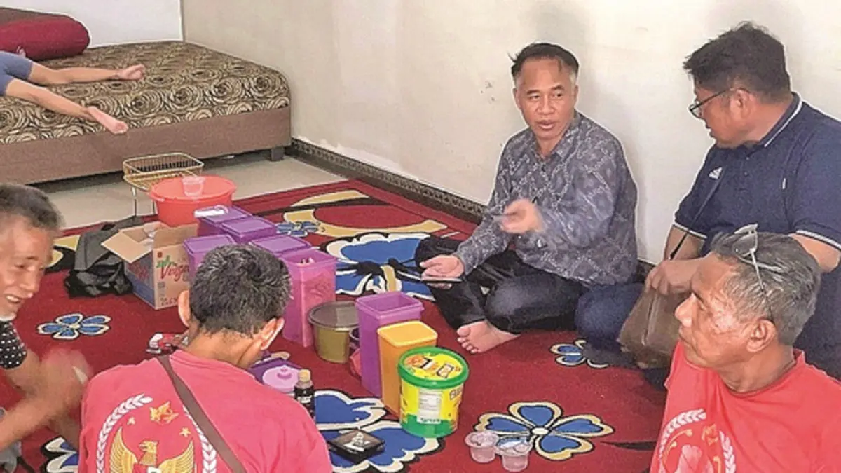NYARIS DITIPU: Para WNA asal Thailand yang nyaris menjadi korban penipuan berkedok jual beli tokek senilai Rp 2 miliar di Dusun Sukamade, Desa Sarongan, Kecamatan Pesanggaran beristirahat di rumah warga, Rabu (15/4). (Anang for Radar Banyuwangi)
