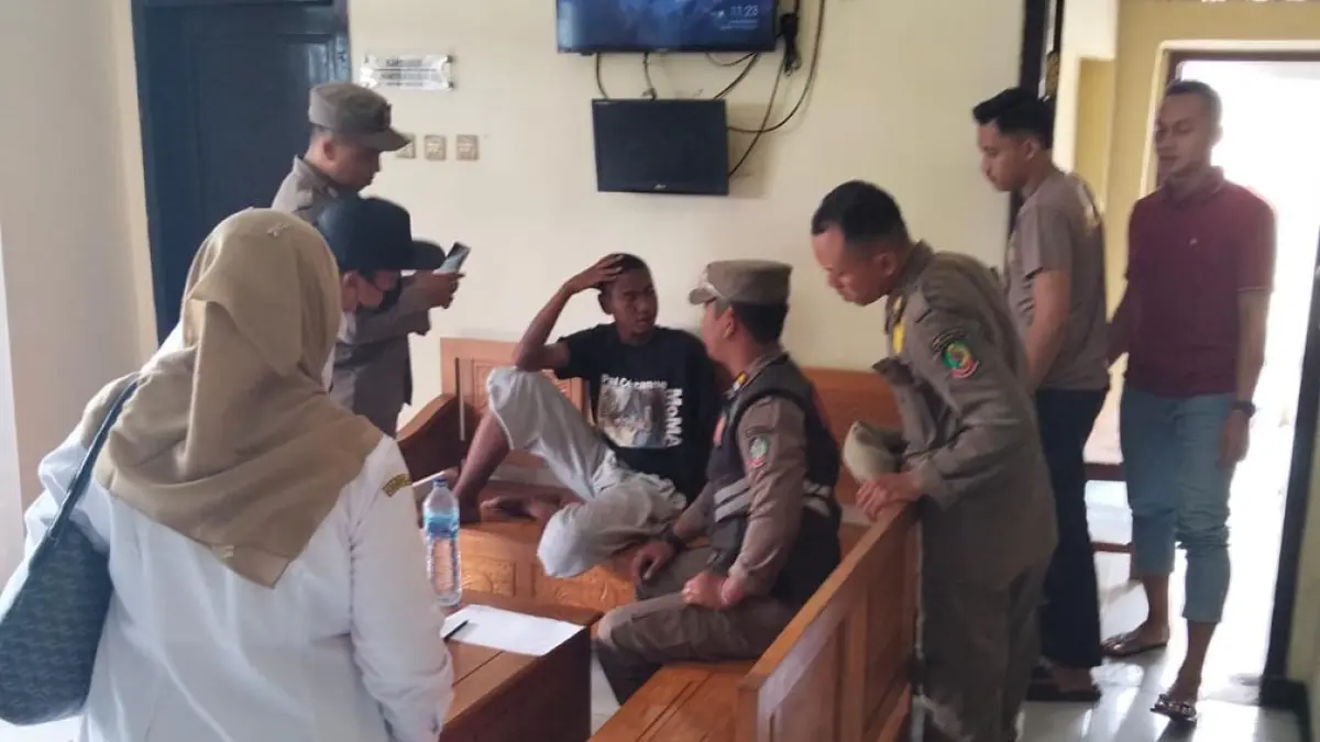 PELAYANAN: Seorang pemuda yang ditemukan di bak truk pengangkut gabah dibawa ke Polsek Bangorejo, Rabu (15/4). (Hariyanto for Radar Banyuwangi)