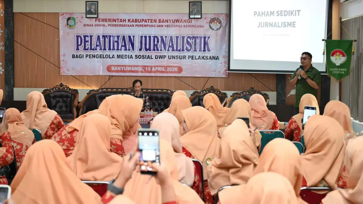 PEMBEKALAN: Dua narasumber asal JP-RaBa memberikan pelatihan jurnalistik dan peningkatan kualitas pengelolaan medsos kepada para anggota DWP dan admin media sosial sejumlah instansi, Rabu (15/4). (Ramada Kusuma/Radar Banyuwangi)
