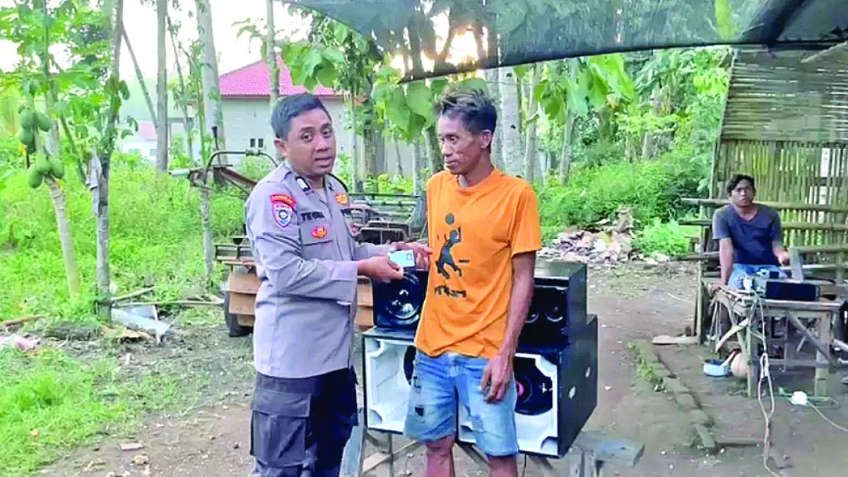 PENANGANAN: Anggota Polsek Bangorejo mendatangi warga yang dikeluhkan memicu kebisingan di Desa Karangmulya, Kecamatan Tegalsari, Selasa sore (14/4). (Dok. Polsek Bangorejo)