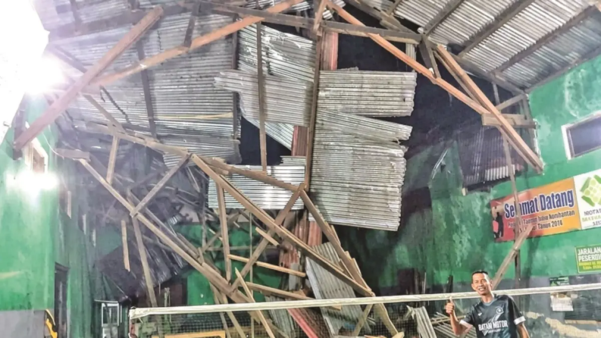 PUING: Reruntuhan atap gedung serbaguna milik Koperasi Unit Desa (KUD) Sempu yang ambruk pada Selasa malam (14/4). (Erwin for Radar Banyuwangi)