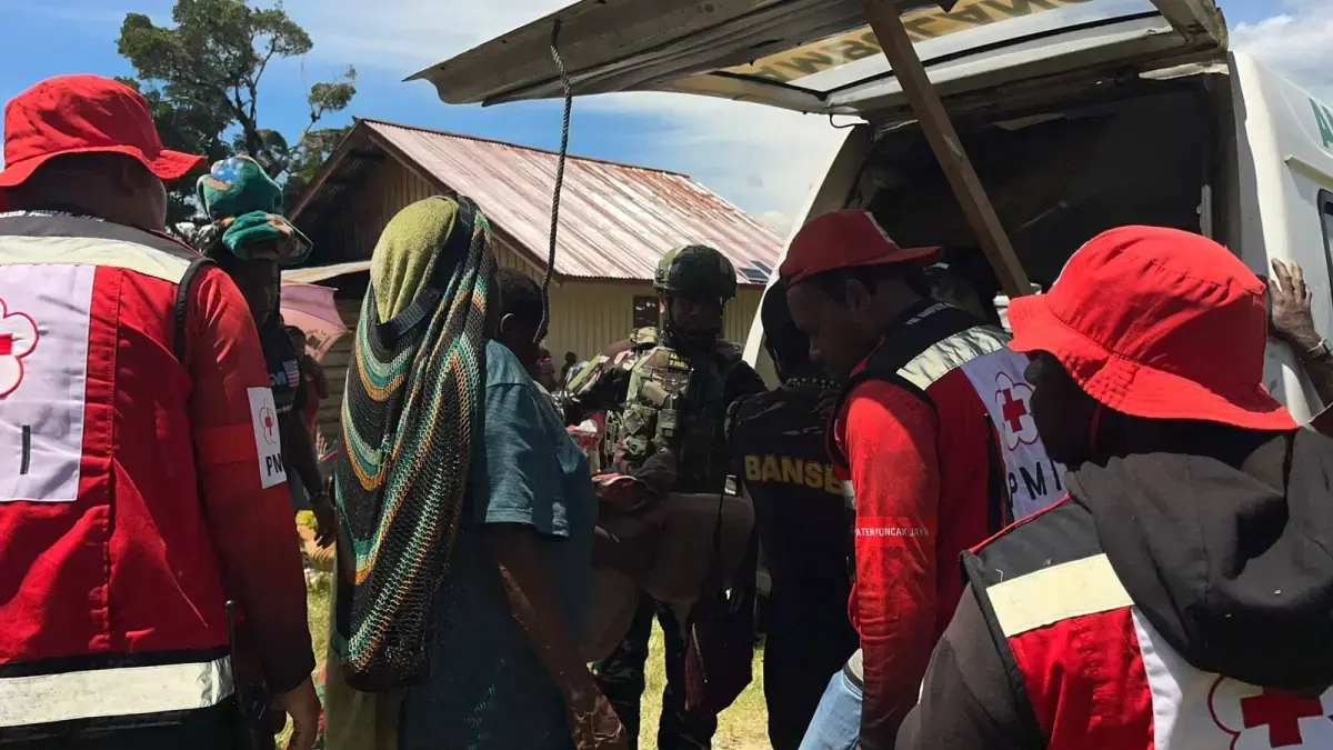 Satgas TNI mengevakuasi 3 orang warga Distrik Sinak yang menjadi korban penembakan OPM pada Rabu pagi (15/4) waktu setempat. (Kodam XVII/Cenderawasih)