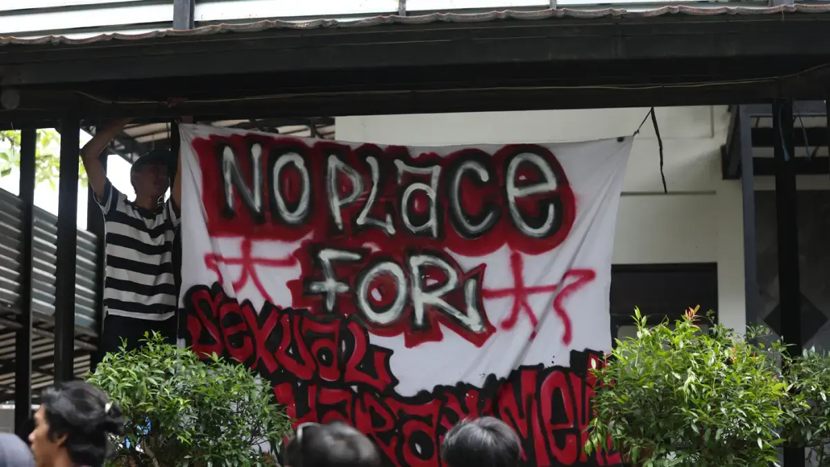 Sejumlah mahasiswa memasang spanduk bertuliskan No Place For Sexual Harassment saat mediasi pengungkapan kasus dugaan kekerasan seksual di Kampus Universitas Budi Luhur (UBL), Jakarta, Selasa (14/4/2026). (Dery Ridwansah/JawaPos.com)