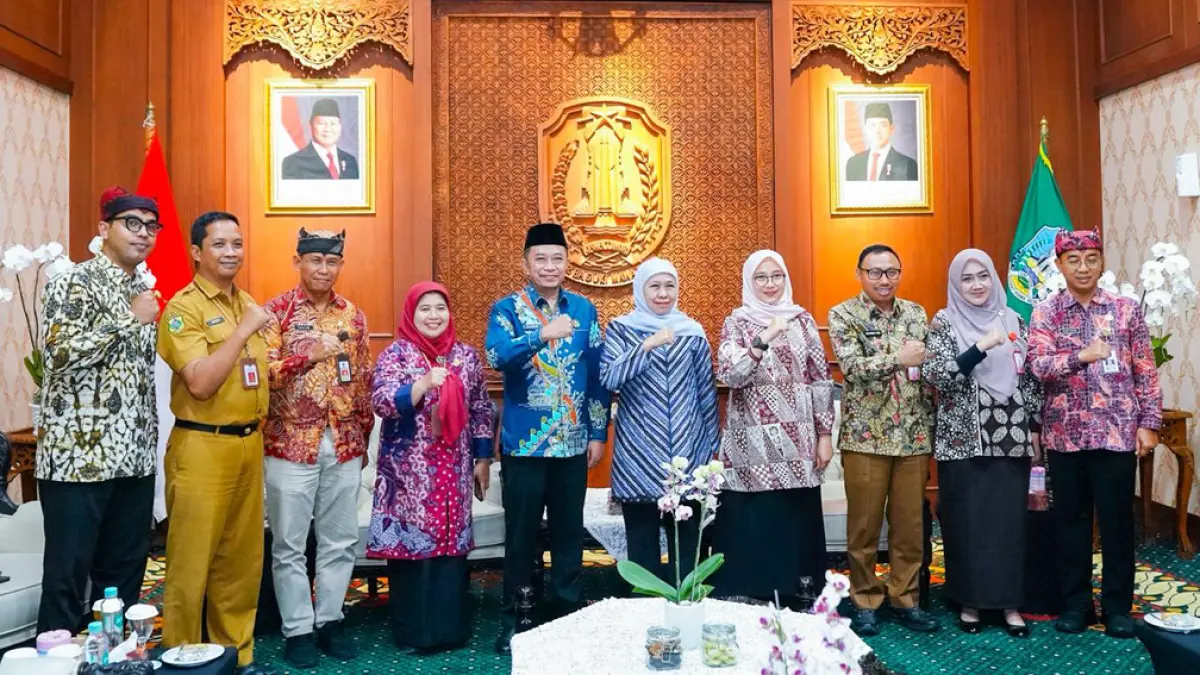 SINERGI: Gubernur Khofifah (enam dari kiri) bersama Bupati Ipuk Fiestiandani (empat dari kanan) usai pertemuan membahas Geopark Ijen. (Dok. Pemprov Jatim)

