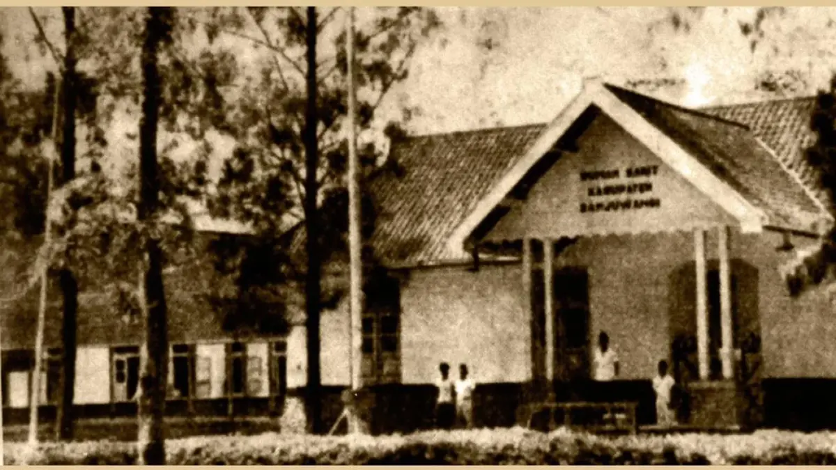 TEMPO DULU: Kondisi bangunan RSUD Blambangan pada tahun 1954 yang beralamat di Jalan Letkol Istiqlah, Kelurahan Singonegaran Banyuwangi. (Munawir Banjoewangi Tempo Doeloe)