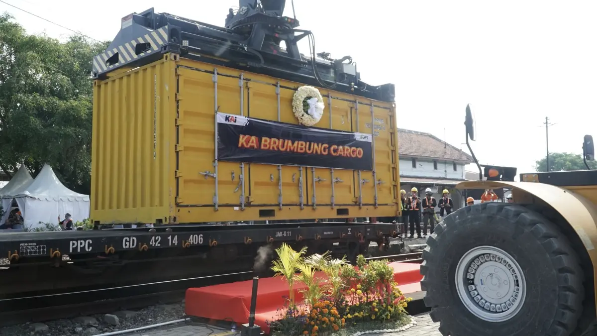 KAI resmi mengoperasikan KA Brumbung Cargo rute Jakarta–Jawa Tengah. (KAI)