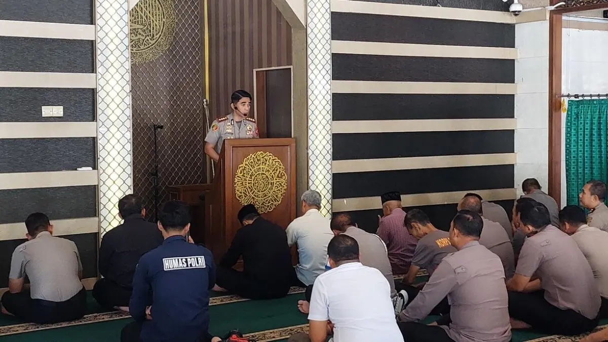 Kapolresta Kombespol Rofiq Ripto Himawan mengingatkan anggotanya untuk menjaga kesucian diri saat memberikan kultum di Masjid Polresta Banyuwangi, Kamis (16/4/2026). (Bagus Rio/Radar Banyuwangi)