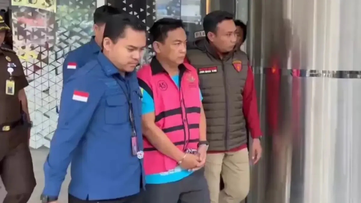 Ketua Ombudsman RI Hery Susanto digiring ke rumah tahanan, usai diamankan tim penyidika JAMPidsus Kejagung, Kamis (16/4). (Ryandi Zahdomo/Jpg via prokalteng.jawapos.com)