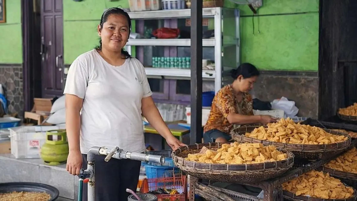 Kisah Nia Anggraini bangun usaha tahu dari rumah. Berkembang berkat PNM Mekaar dan BRI, kini jadi tulang punggung keluarga. (foto: BRI)