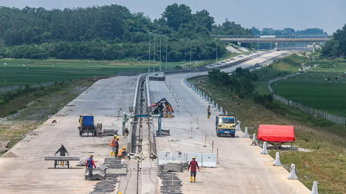 Pekerja menyelesaikan proyek jalan Tol Jakarta-Cikampek (Japek) II Selatan di Kabupaten Bekasi, Jawa Barat, Senin (13/4/2026). (Salman Toyibi/Jawa Pos)