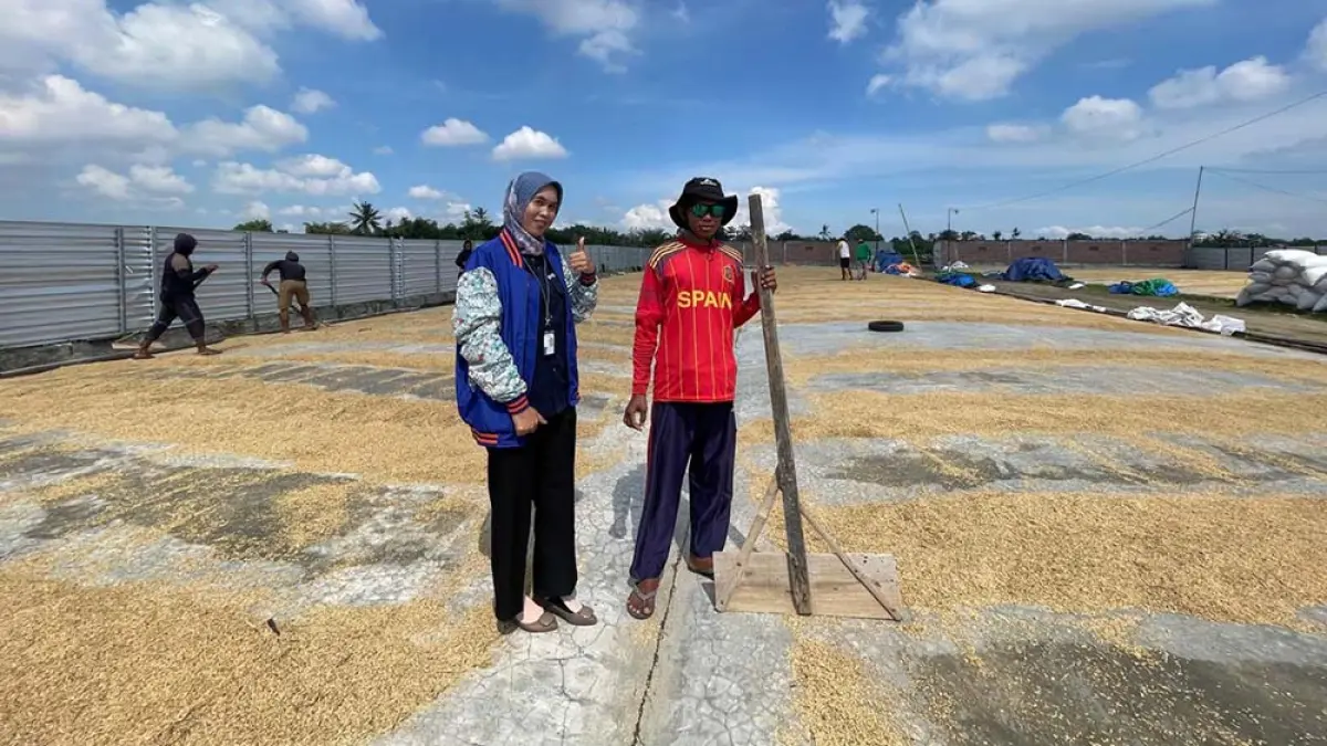 Sri Malasarin, Mantri BRI di Lombok Tengah, menjadi motor penggerak ekonomi desa dengan mendampingi petani dari modal hingga pemasaran panen. (foto: BRI)