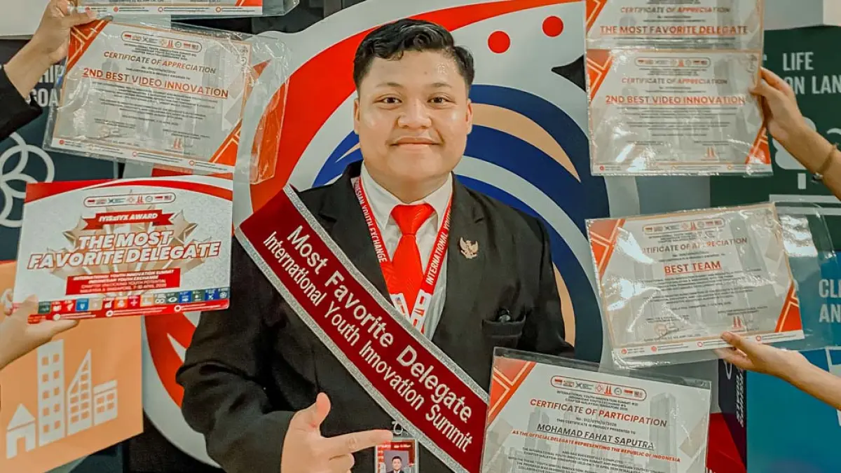 HARUMKAN BANYUWANGI: Mohamad Fahat Saputra, mahasiswa dari jurusan Pendidikan Bahasa Inggris Untag Banyuwangi meraih tiga penghargaan dalam ajang IYIS yang digelar di Malaysia dan Singapura pada Selasa (7/4) hingga Jumat (10/4). (Fahat Saputra for Radar Banyuwangi)