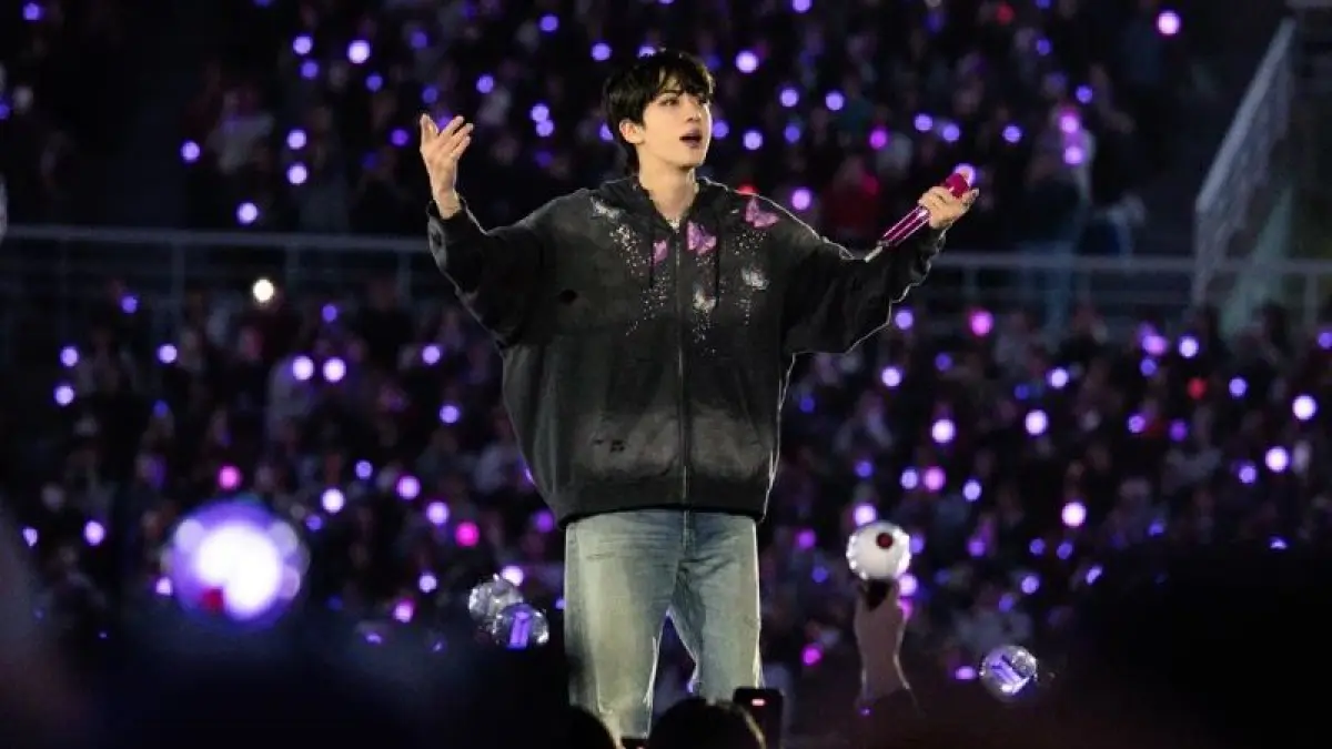 ANGGOTA BTS : Jin BTS akhirnya buka suara soal ketidakhadirannya dalam kredit album terbaru Bts.(Instagram: @jin)
