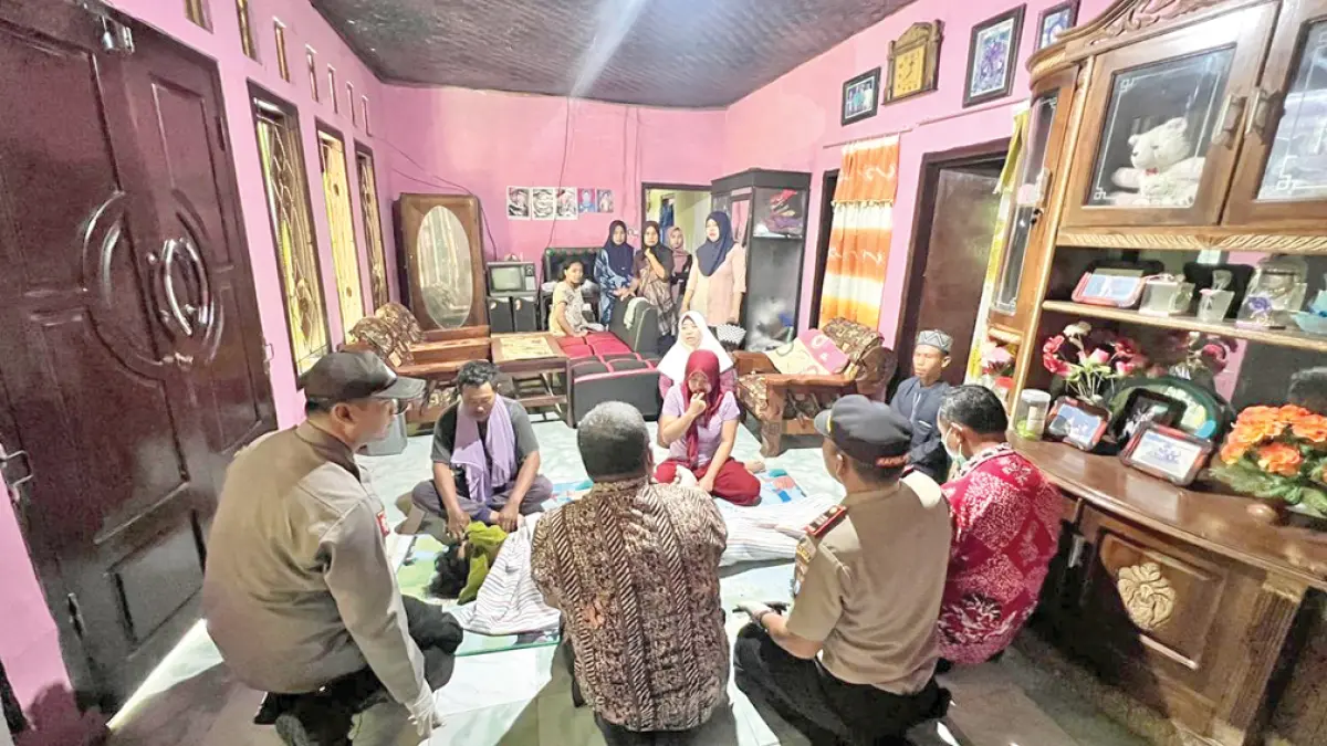 Anggota Polsek Muncar mendatangi kediaman MB di Dusun Kedungdandang, Desa Tapanrejo, Kecamatan Muncar, Kamis (16/4). Remaja tersebut diduga mengakhiri karena depresi. (Polsek Muncar)