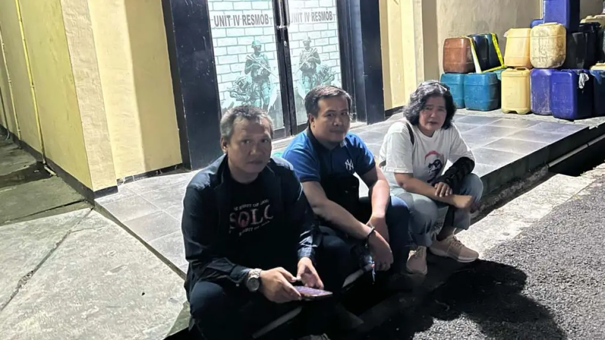 DITUNGGU SAMPAI MALAM: Sejumlah wartawan menyanggong pemeriksaan Andrew Fadeev dari luar ruangan Resmob Polresta Banyuwnagi, tadi malam. (Bagus Rio/Radar Banyuwangi)