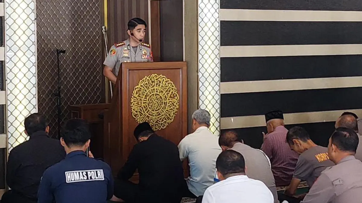 KULTUM: Kapolresta Kombespol Rofiq Ripto Himawan mengingatkan anggotanya untuk menjaga kesucian diri saat memberikan kultum di Masjid Polresta Banyuwangi, Kamis (16/4). (Bagus Rio/Radar Banyuwangi)