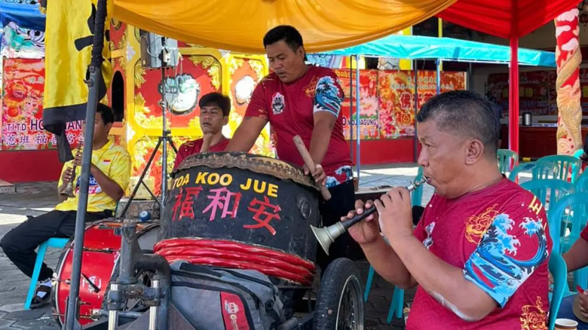 MERIAH: Grup Toa Koo Jue memainkan musik khas Tionghoa saat menyambut kedatangan rupang alias patung dewa-dewi dari berbagai daerah di Klenteng Hoo Tong Bio Banyuwangi Kamis (16/4). (Fredy Rizki/Radar Banyuwangi)