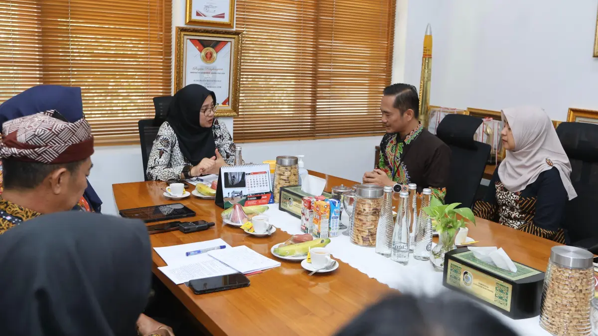 OJK Jember fasilitasi 5.635 nelayan Banyuwangi akses pembiayaan Rp117 miliar lewat program Osing untuk lawan rentenir dan dorong ekonomi pesisir. (banyuwangikab.go.id)