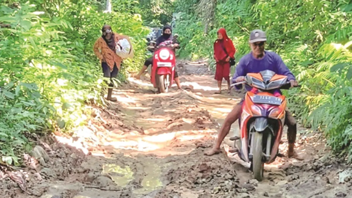 PELOSOK: Warga melintas di jalur terjal menuju Dusun Sukamade, Desa Sarongan, Kecamatan Pesanggaran. (Feri for Radar Banyuwangi)