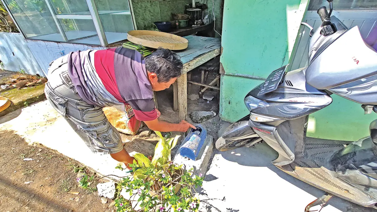 SERING HILANG: Sugito menunjukkan meteran air di warungnya di Dusun Darungan, Desa Tegalarum, Kecamatan Sempu kemarin (16/4). Pada Selasa (14/4) lalu meteran yang dipasang di lokasi tersebut hilang dicuri maling. (Salis Ali/Radar Banyuwangi)