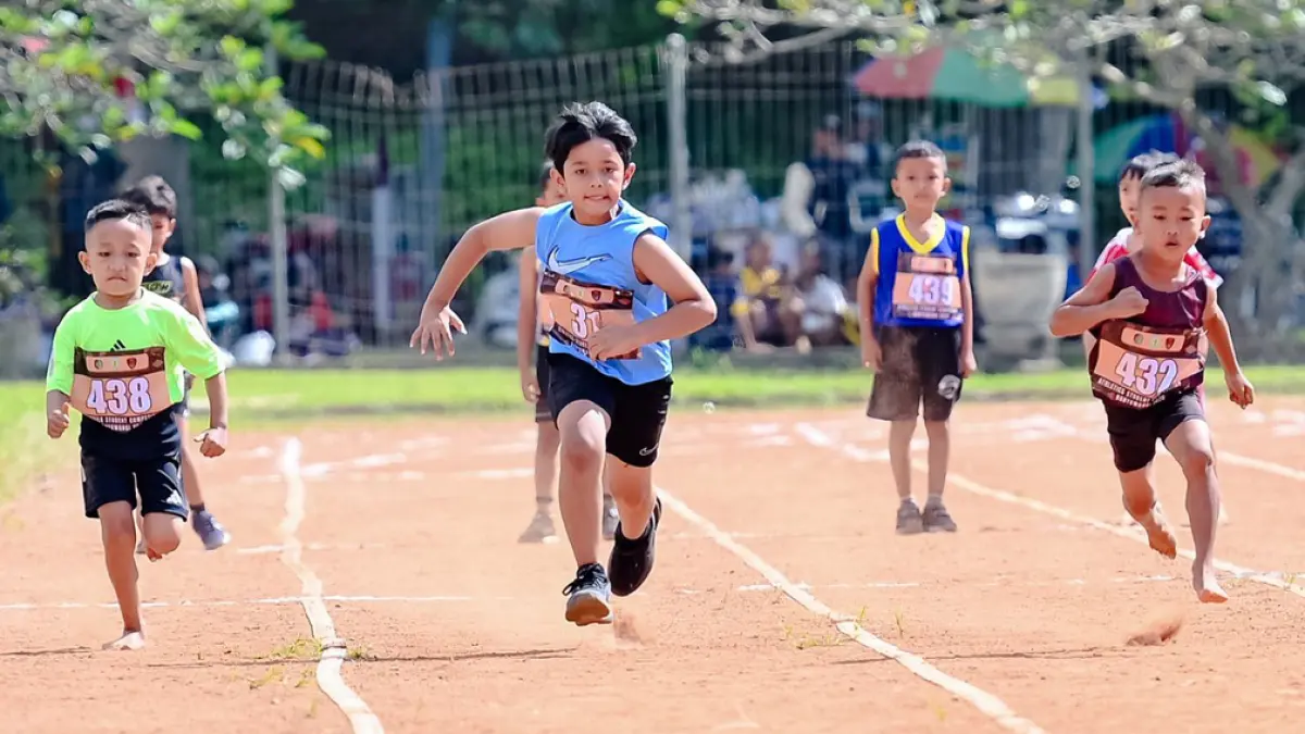 ADU CEPAT: Anak usia dini yang rata-rata masuk duduk di bangku TK, mengikuti lomba atletik di GOR Tawangalun, Sabtu (18/4). (Ramada Kusuma/Radar Banyuwangi)