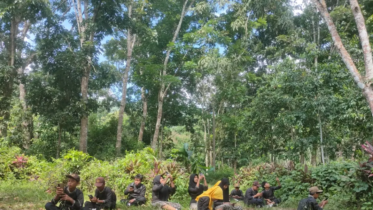DIALAM : Siswa SDN 2 Sarongan Sukamade sedang mengerjakan soal Try Out TKA Tingakt SD Se Banyuwangi 