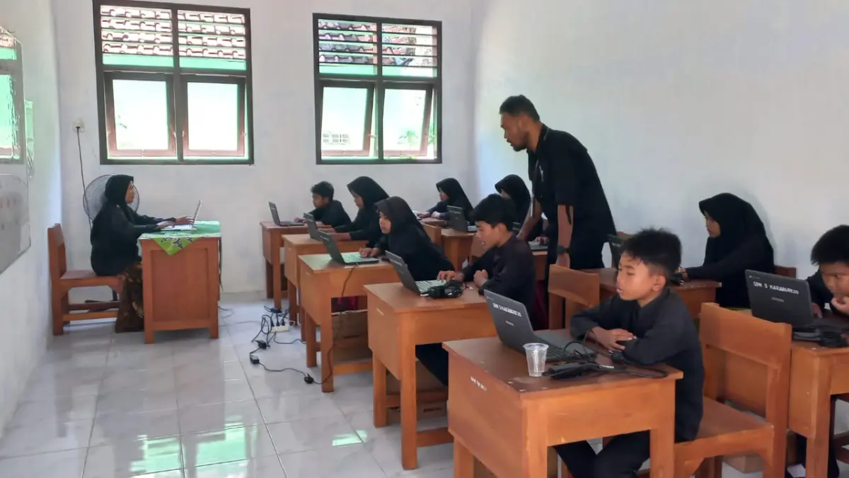 DIPANTAU : Guru pendamping sedang memantau dan mengawasi Try Out TKA SD se Banyuwangi di SDN 3 Karangrejo