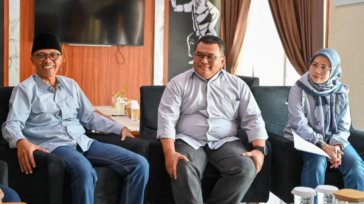 Dirut PUDAM Abd Rahman (kiri) didampingi Dirtek Waris Paksono dan Kepala Bagian Pelayanan Konsumen Ida Hadiyanti siap mendampingi pelanggan lapor polisi terkait hilangnya ratusan meteran air, Jumat (17/4). (Ramada Kusuma/Radar Banyuwangi)