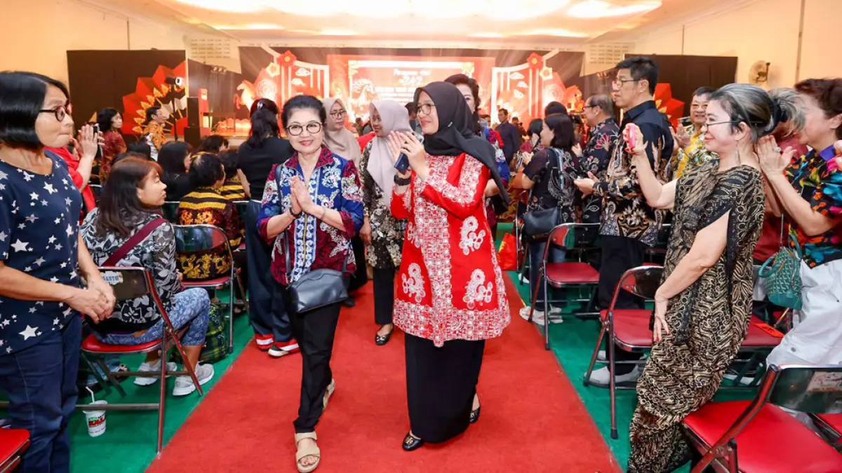 DISAMBUT HANGAT: Bupati Ipuk Fiestiandani didampingi Ketua TITD Hoo Tong Bio Banyuwangi Sylvia Ekawati berjalan menuju tempat acara, Jumat  malam (17/4). (Ramada Kusuma/Radar Banyuwangi)