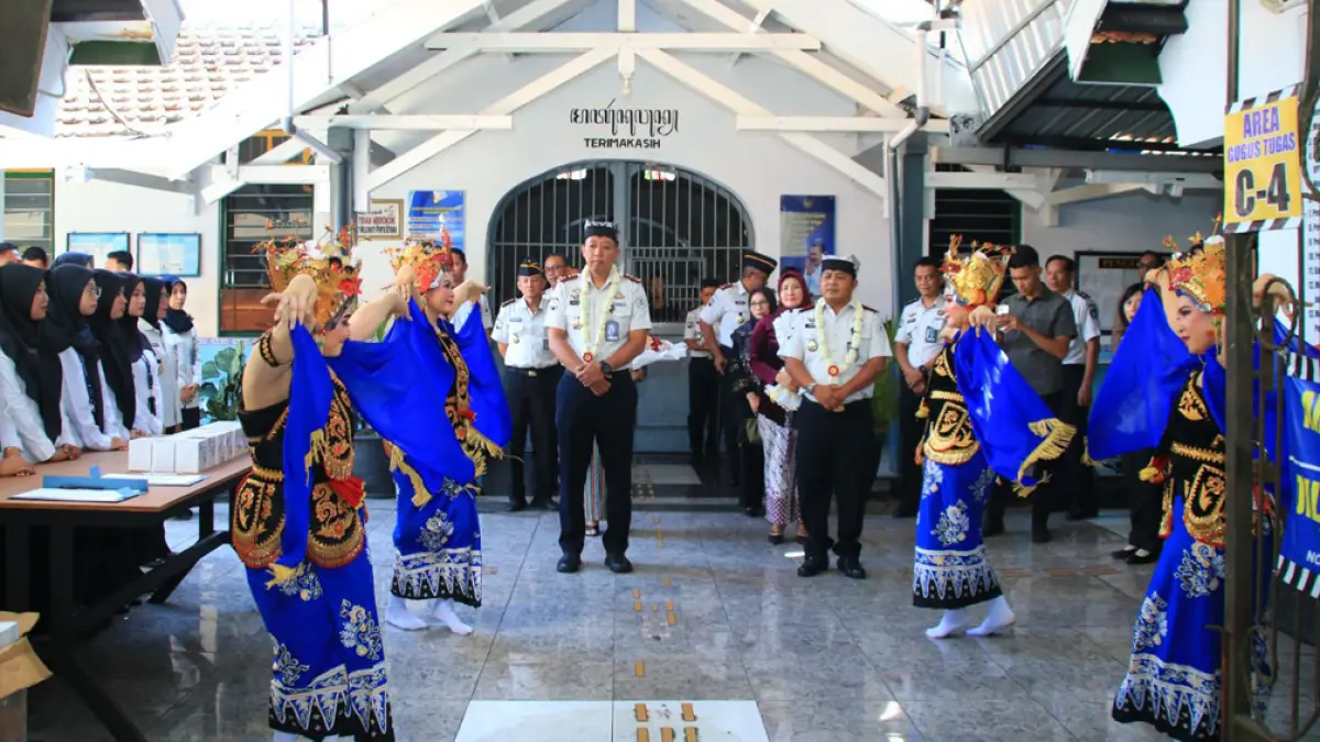 DISAMBUT TARI GANDRUNG: Solichin (kiri) dan Wayan Nurastra menjalani prosesi serah terima jabatan di Lapas kelas IIA Banyuwangi, kemarin (16/4). (Bagus Rio/Radar Banyuwangi)