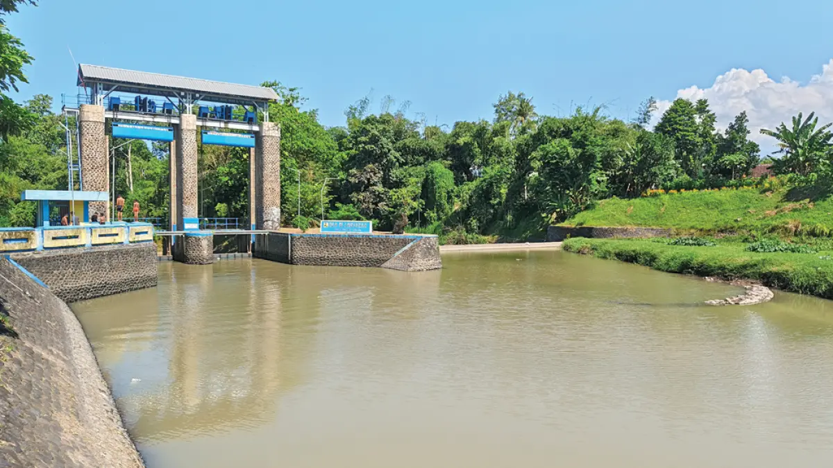 IMBAS CUACA: Sejumlah anak bermain di Dam Singir, Desa Blambangan, Kecamatan Muncar, Jumat (17/4). Debit air di dam yang satu ini menyusut sejak beberapa hari terakhir. (Zamrozi Wahyu/Radar Banyuwangi)