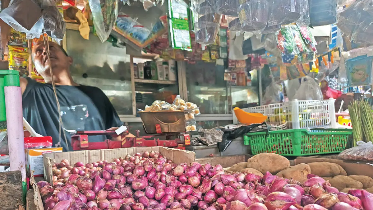 KEPERLUAN DAPUR: Pedagang Pasar Srono menjual aneka bahan kebutuhan rumah tangga, Jumat (17/4). Namun kali ini dia tidak memiliki stok minyak goreng untuk dijual kepada konsumen. (Zamrozi Wahyu/Radar Banyuwangi)