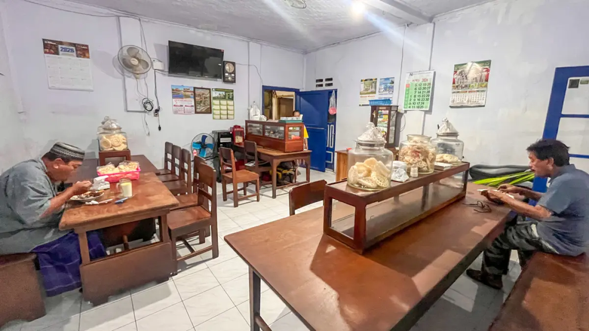LEGENDARIS: Pelanggan warung rawon Mak Tini datang dari berbagai kalangan. Mulai usia tua hingga remaja datang untuk berburu rawon. (Ramada Kusuma/Radar Banyuwangi)