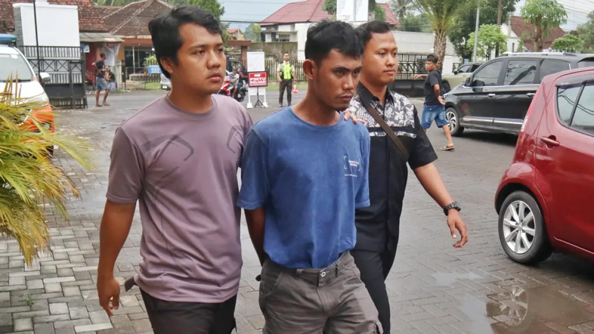 MASUK BUI: Adi digiring oleh Petugas Polsek Pesanggaran masuk ke Poli Jiwa RS Graha Medika, Kecamatan Gambiran, Selasa (7/4). (Salis Ali/Radar Banyuwangi)