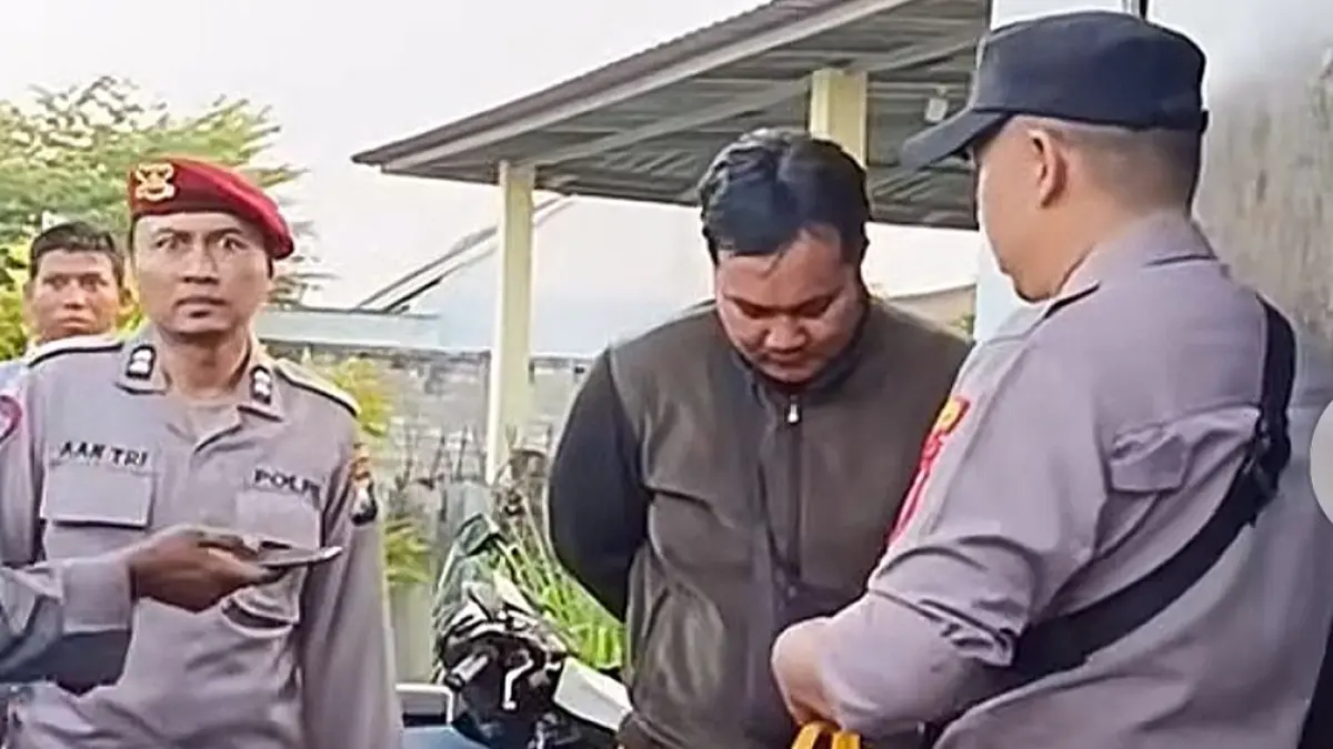 NGAKU PEGAWAI PUDAM: Terduga pelaku pencurian meteran listrik, PAP, 29, asal Desa Parangharjo, Kecamatan Songgon diinterogasi oleh anggota Polsek Banyuwangi, Sabtu (18/4). (TANGKAPAN LAYAR)