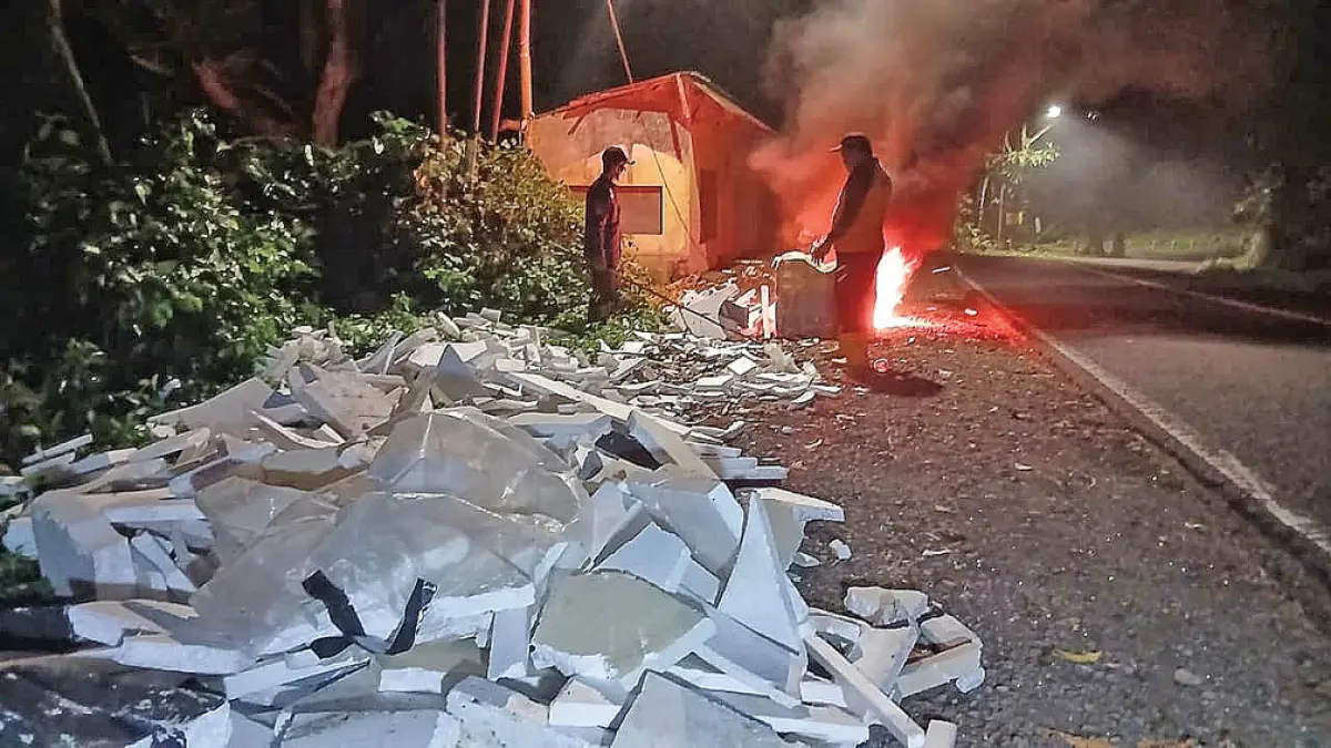 PEMUSNAHAN: Petugas gabungan membakar sampah styrofoam di Jalur Gumitir, Dusun Barurejo, Desa Kalibarumanis, Kecamatan Kalibaru, Rabu malam (15/4). (WIJI for Radar Banyuwangi)