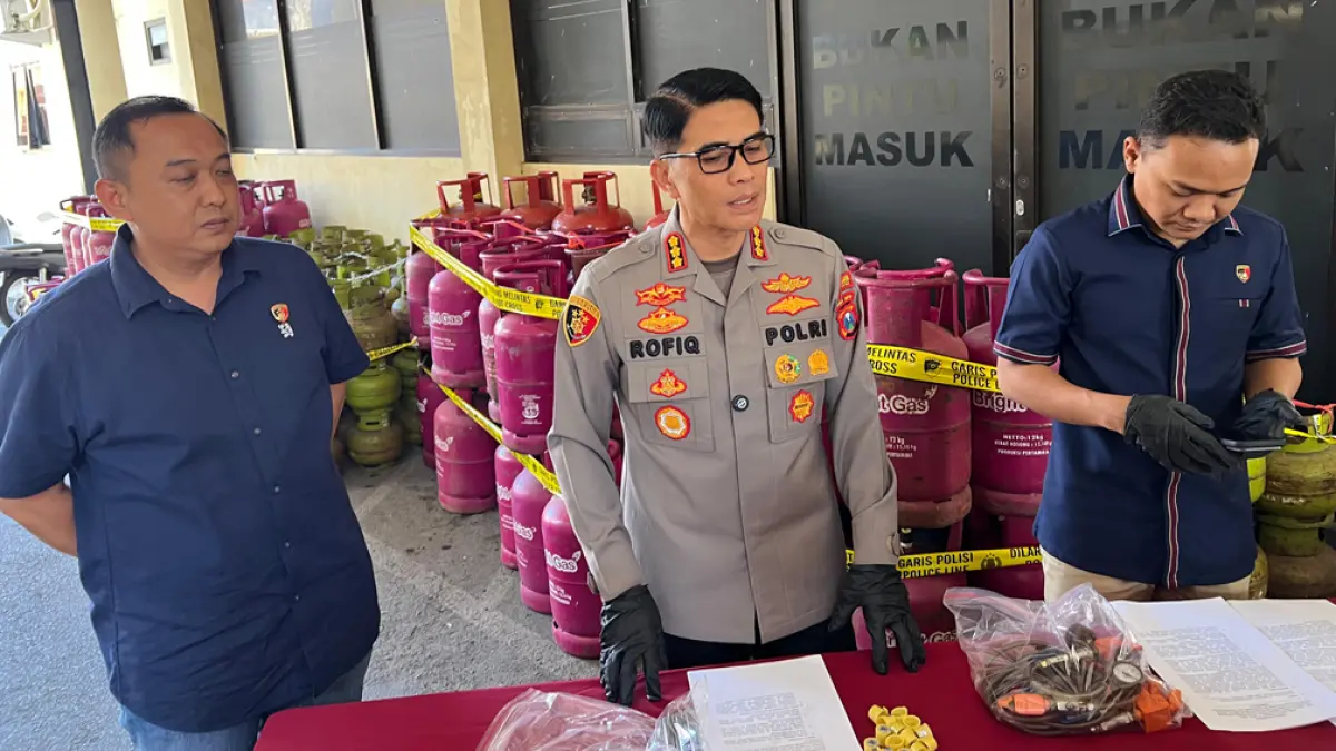 RUGIKAN NEGARA: Kapolresta Kombespol Rofiq Ripto Himawan menunjukkan peralatan yang dipakai pelaku  mengoplos gas elpji subsidi ukuran 3 kg ke tabung yang lebih besar. (Bagus Rio/Radar Banyuwangi)
