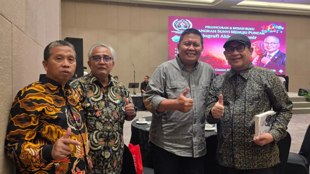 Sekjen PWI Zulmansyah Sekedang (kanan) masih menghadiri acara anugerah Prapanca PWI Jawa Timur di&nbsp;di Dyandra Convention Center, Surabaya, Kamis (16/4). (Istimewa)