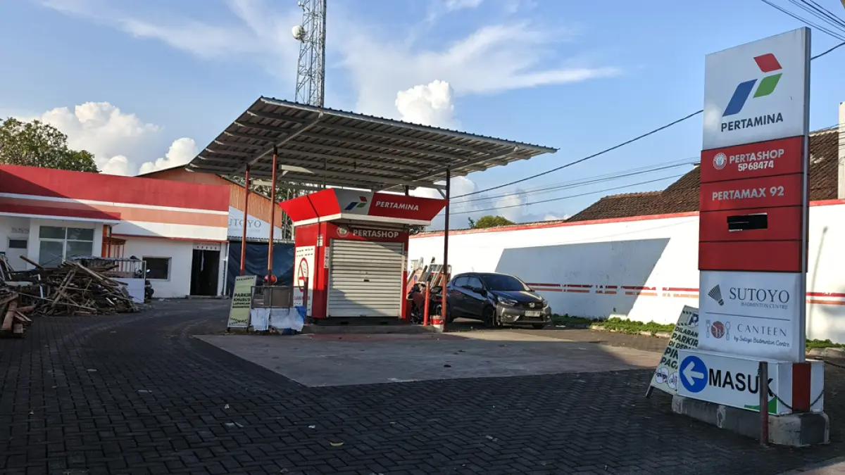 TUTUP PERMANEN: Pertashop yang beralamat  di Jalan Letjen Sutoyo, Kelurahan Penganjuran terbengkalai karena sudah tidak beroperasi, Kamis (16/4). (Ksatria Raya/Radar Banyuwangi)