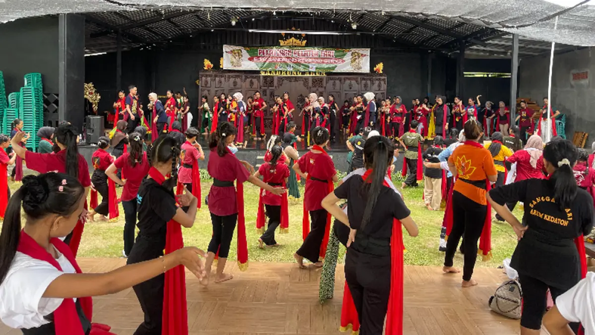 225 pelatih tari dari berbagai daerah ikuti pelatihan Gandrung Sewu 2026 di Banyuwangi. Standar kualitas dan pakem tari mulai diperebutkan. (banyuwangitourism.com)
