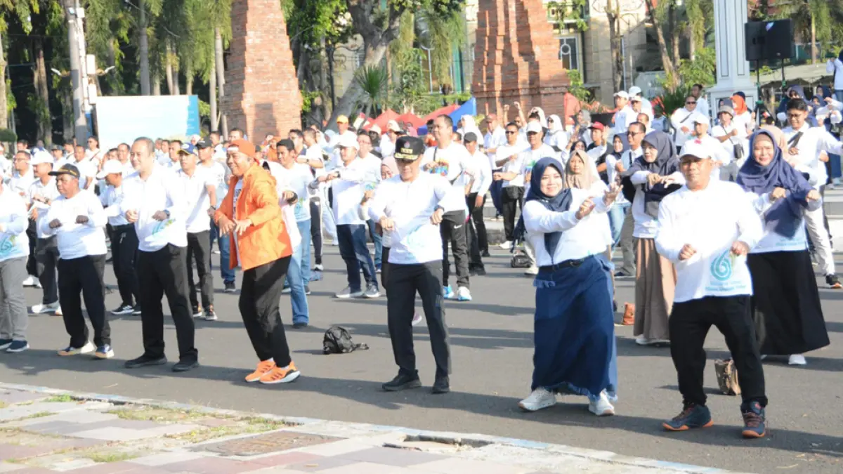 ASN Situbondo senam bersama Kepala BKN dan bupati, dilanjutkan penanaman pohon di Alun-Alun. Dorong hidup sehat dan peduli lingkungan. (situbondokab.go.id)