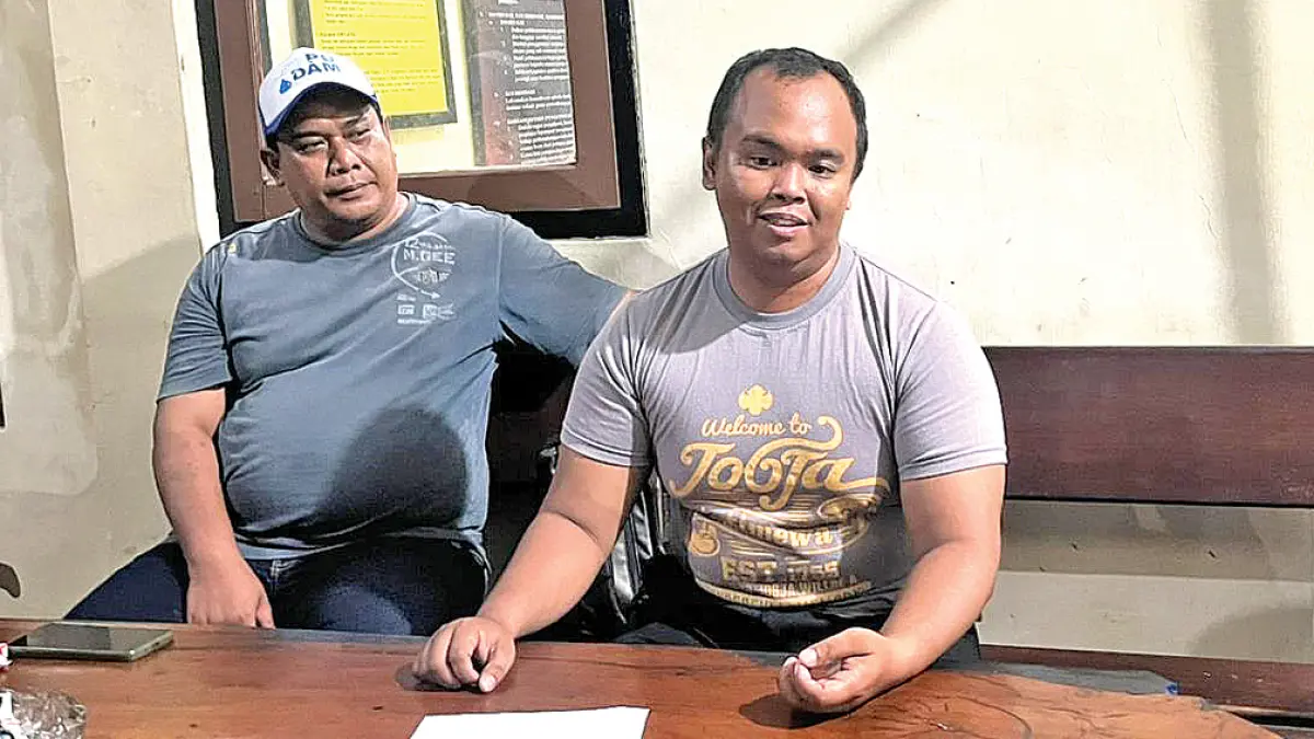 BERJASA: Petugas PUDAM Banyuwangi Prasetyo (kanan) yang berhasil menangkap pencuri meteran air saat berada di Mapolsek Banyuwangi pada Jumat (17/4) lalu. (Fredy Rizki/Radar Banyuwangi)