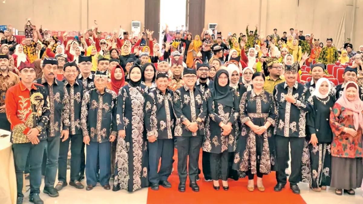 Bupati Ipuk Fiestiandani bersama sejumlah tokoh nasional asal Banyuwangi serta pengurus Ikawangi menghadiri halalbihalal Ikawangi Pusat di Karawang, Jabar, Minggu (19/4). (Dini for Radar Banyuwangi)