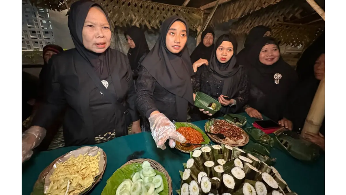 Festival Janda Reni di Banyuwangi sedot ribuan pengunjung. Sego lemeng dan kopi uthek jadi ikon kuliner Osing sarat filosofi hidup. (banyuwangitourism.com)