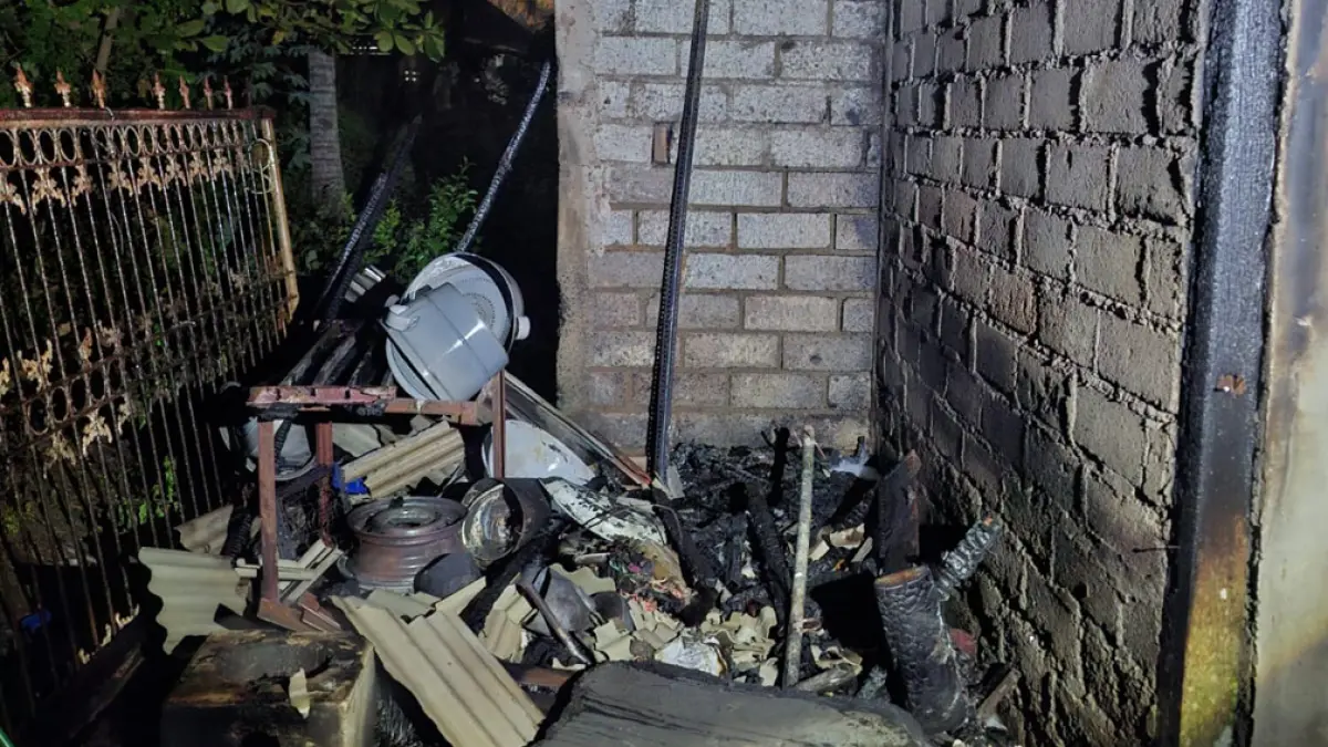 HANGUS: Kondisi perabotan berserakan usai insiden kebakaran yang melanda rumah di Dusun Wringinpitu, Desa Plampangrejo, Kecamatan Cluring, Sabtu malam (18/4). (Damkarmat Banyuwangi)