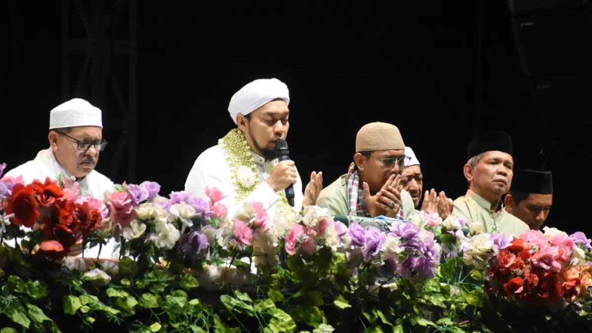 KHR Achmad Azaim Ibrahimy bersama Jam’iyah Sholawat Bhenning Sokarajjeh hadir di acara Smada Prima Bershalawat, Senin malam (13/4/2026). (situbondokab.go.id)