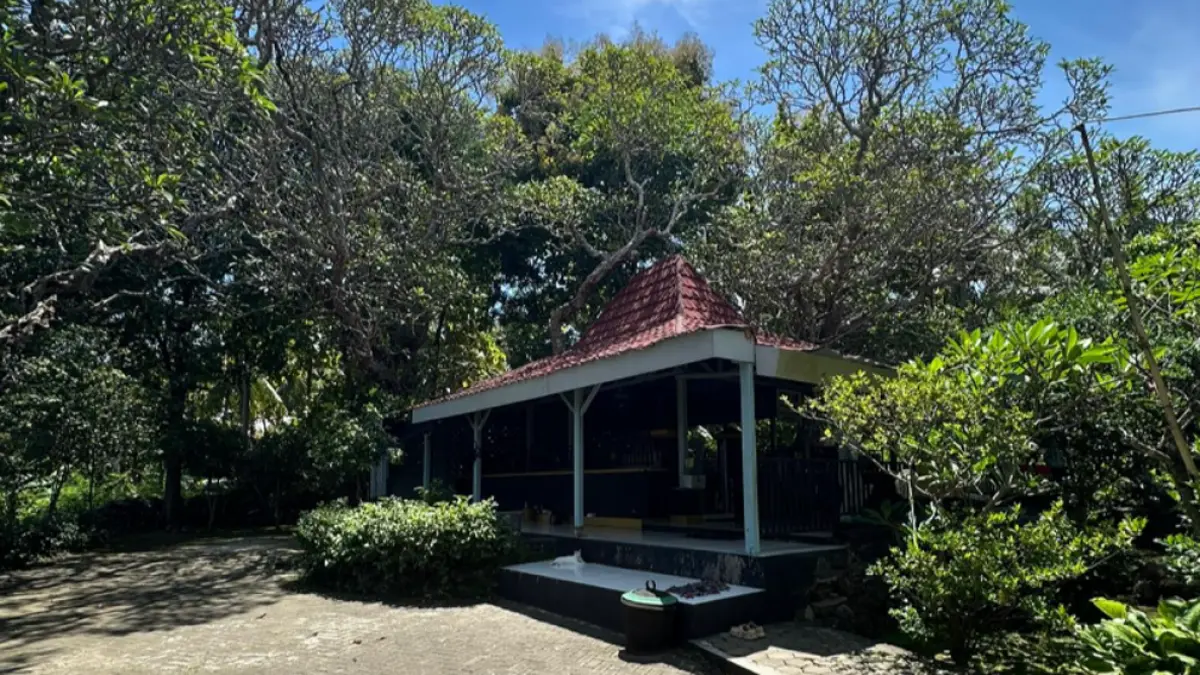Makam Buyut Sayu Atika di Banyuwangi jadi magnet wisata religi. Kisah tragis Dewi Sekardadu, ibunda Sunan Giri, terus hidup di Puncak Giri. (banyuwangitourism.com)