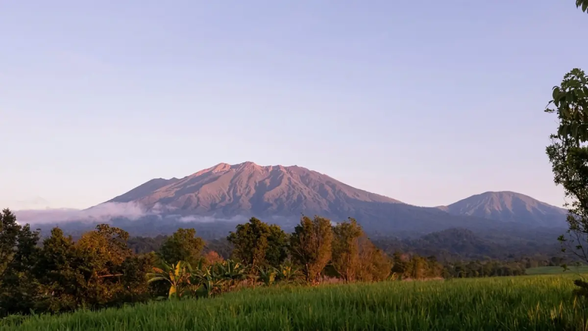 MENJULANG: Visual Gunung Raung dilihat dari Pos Pengamatan Gunung Api (PPGA) Raung di Desa Sumberarum, Kecamatan Songgon, Minggu (19/4). (PPGA Gunung Raung)
