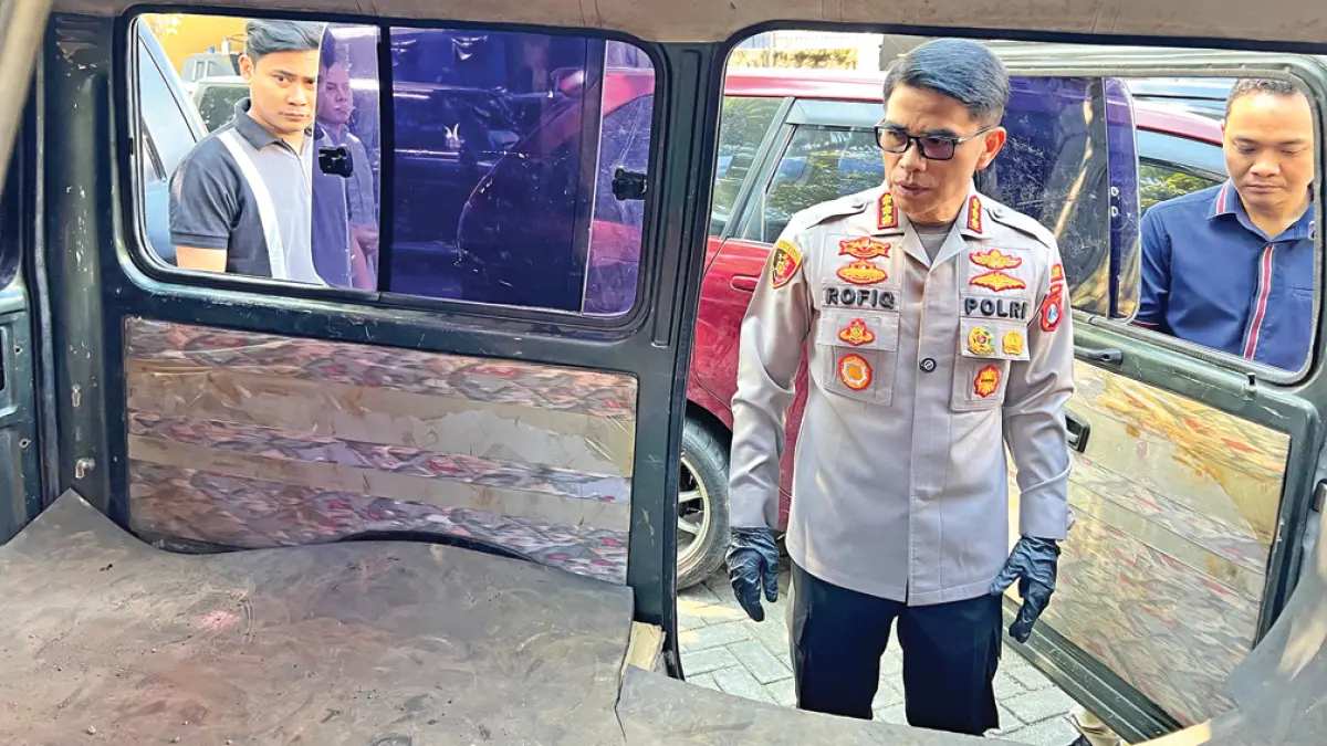 MOBIL OPERASIONAL: Kapolresta Banyuwangi Kombespol Rofiq Ripto Himawan menunjukkan mobil yang dimodifikasi oleh tersangka untuk mengangkut gas elpiji. (Bagus Rio/Radar Banyuwangi)